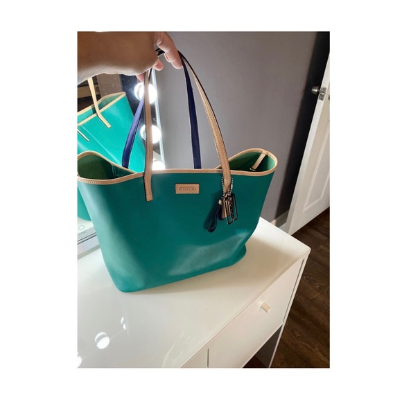 ‘Like-New Leather Coach Tote’👜 - Picture 3 of 12